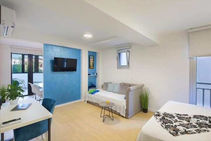Room 6 of 166