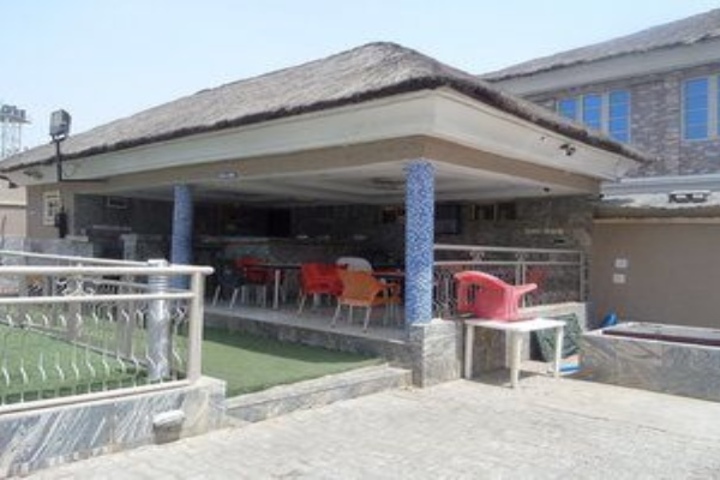DE-DEMINICS SUITES & RESORTS
