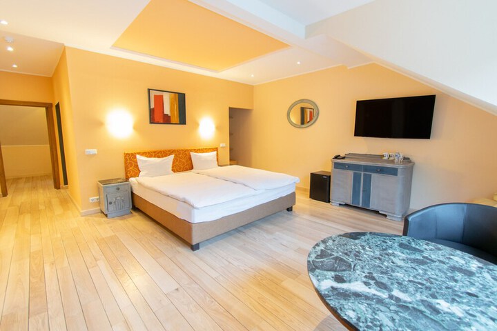 Room 8 of 82