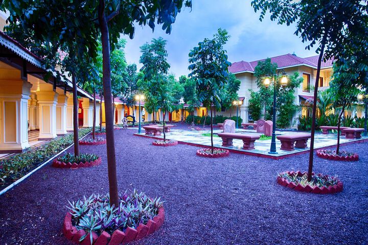 Hotel Exterior 44 of 48