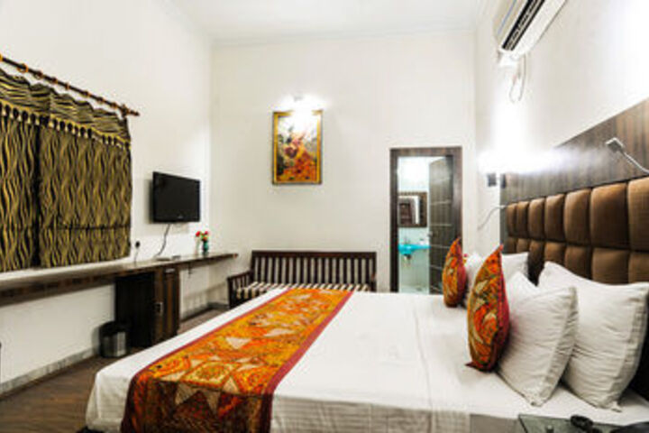 Room 6 of 12
