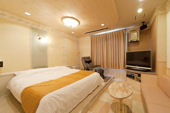 Room 4 of 32