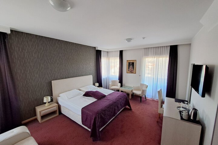 Room 12 of 87