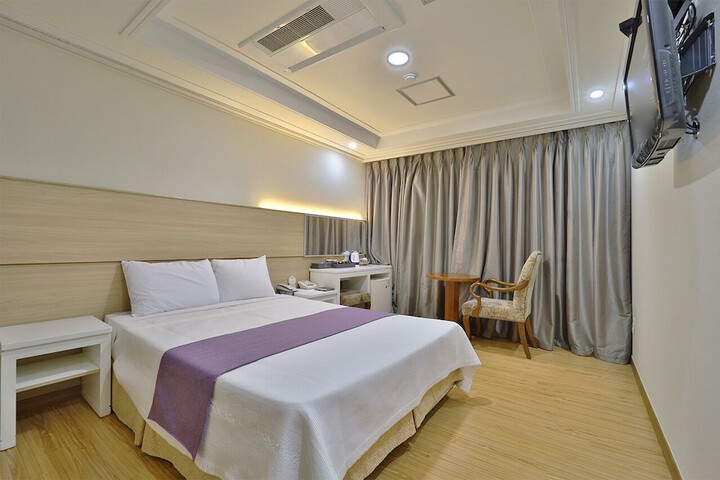 Room 12 of 23
