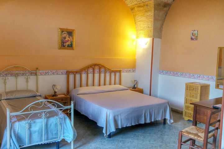 Room 4 of 63