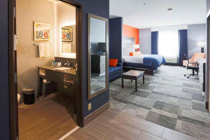 Suite 1 King Bed Kitchenette Microwave and Refrigerator Pillowtop Bed Sofa Bed Full Breakfast (2 of 23)