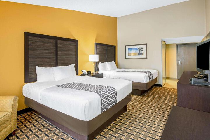 2 Queen Beds (2 of 3)