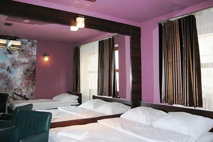 Room 6 of 19