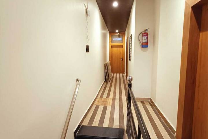 Ballroom/Hall 32 of 39