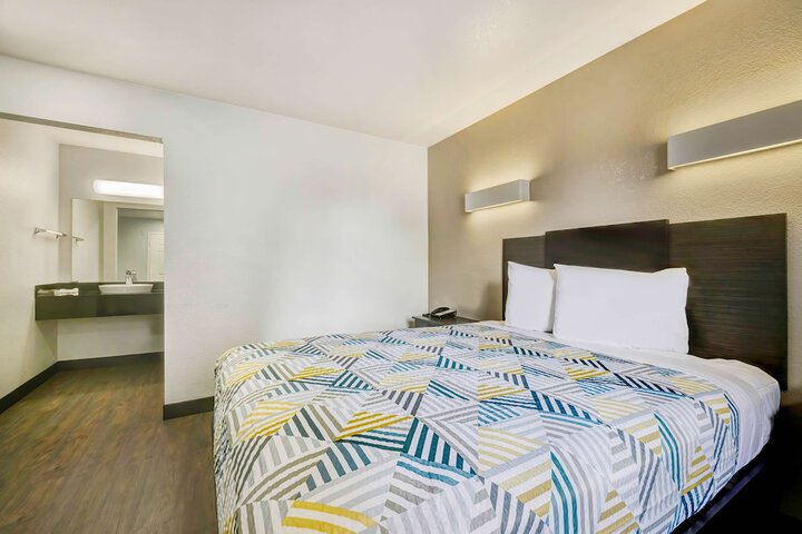 1 Queen Bed (12 of 13)
