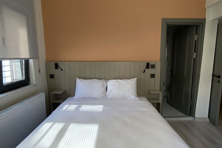 Room 6 of 16