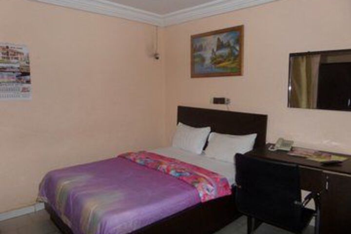 Room 13 of 27