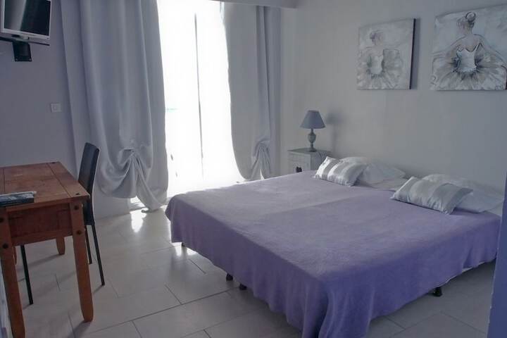 Room 5 of 93