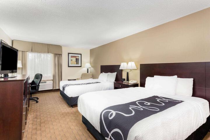 2 Queen Beds (2 of 4)