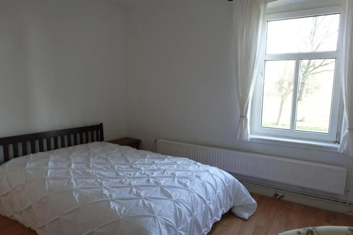 Room 5 of 9