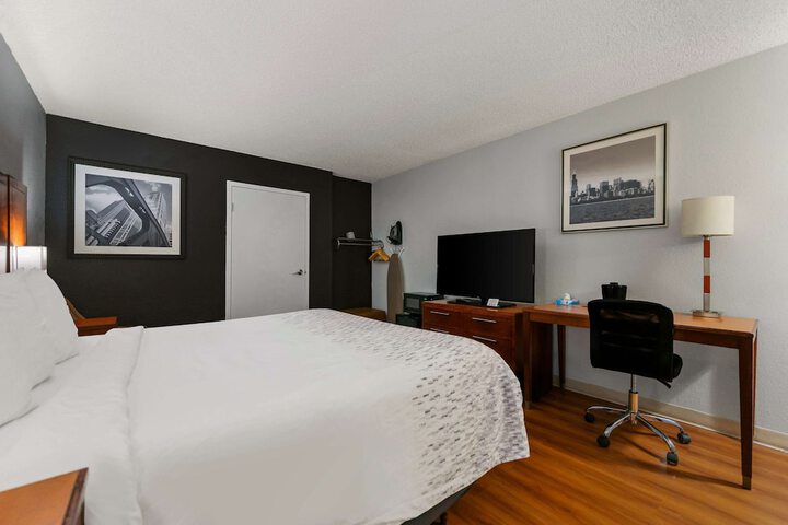 1 King Bed (2 of 16)