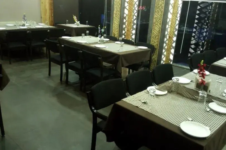 Dining 4 of 8