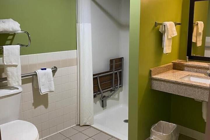 Queen Bed Accessible (4 of 16)