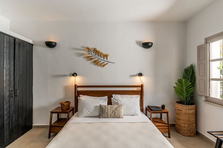 Room 52 of 200