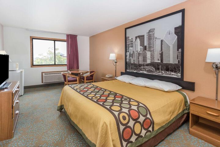 1 Queen Bed (2 of 13)