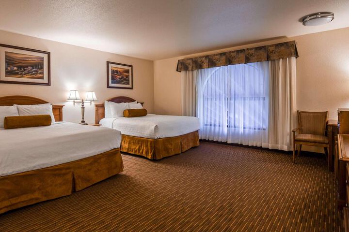 2 Queen Beds - Wireless High Speed Internet, Microwave and Refrigerator, Coffee Maker (9 of 9)