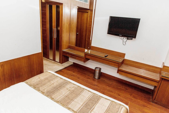 Room 9 of 90