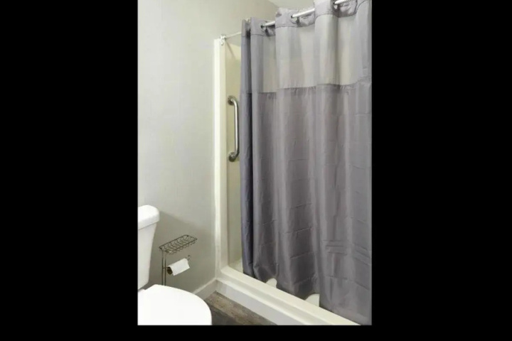 Room 5 of 10