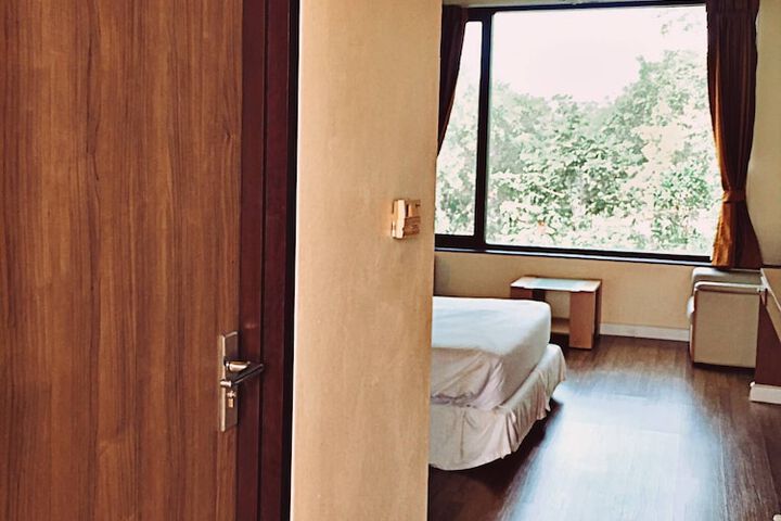 Room 9 of 37