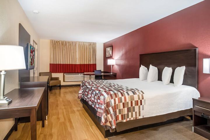 Deluxe King Bed (1 of 11)