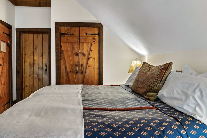 Snug Hug Queen Suite with Fireplace (92 of 131)