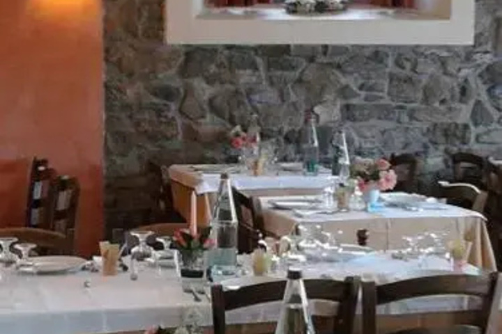 Dining 9 of 11