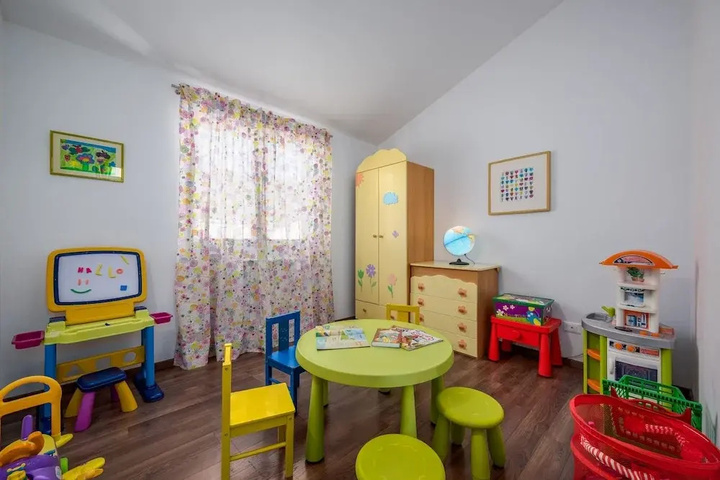 Room 8 of 18