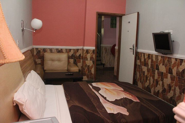 Room 9 of 28