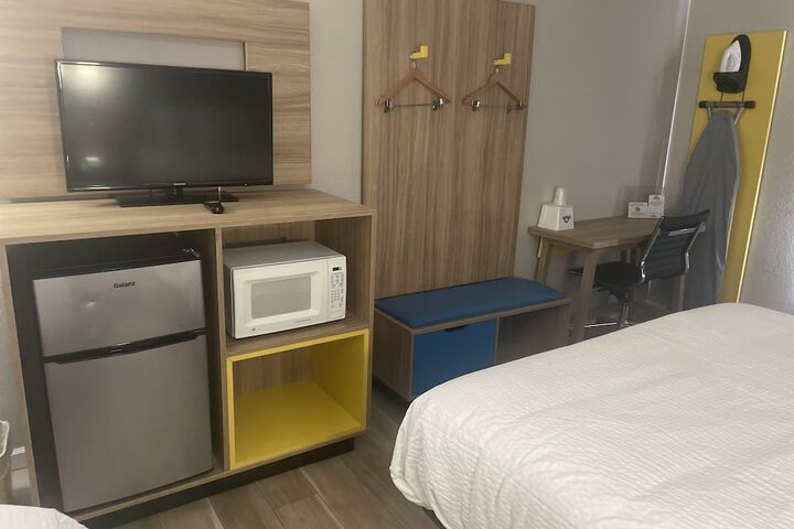 1 Queen Bed (1 of 21)