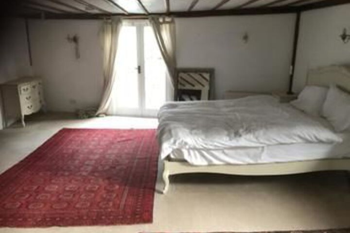 Room 9 of 16