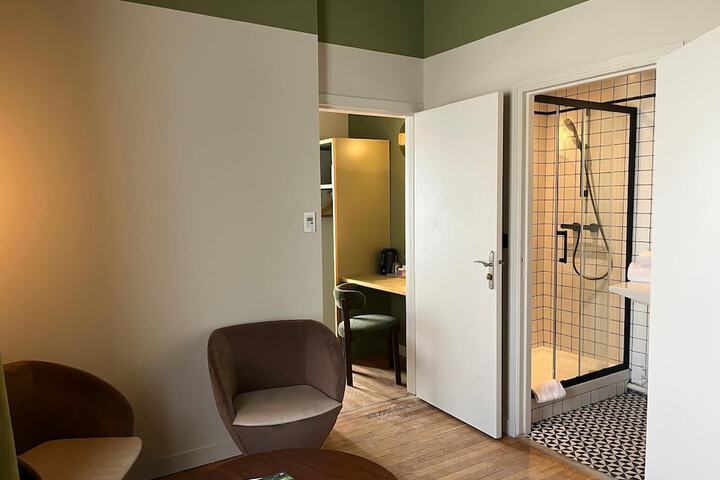 Room 9 of 11