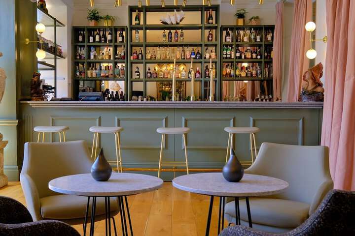 Lounge 84 of 121