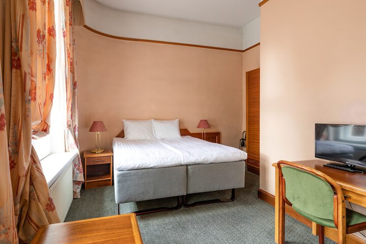 Room 10 of 24