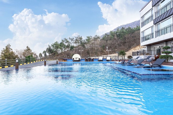 Hotel Pool