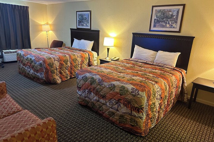 2 Queen Beds (14 of 17)