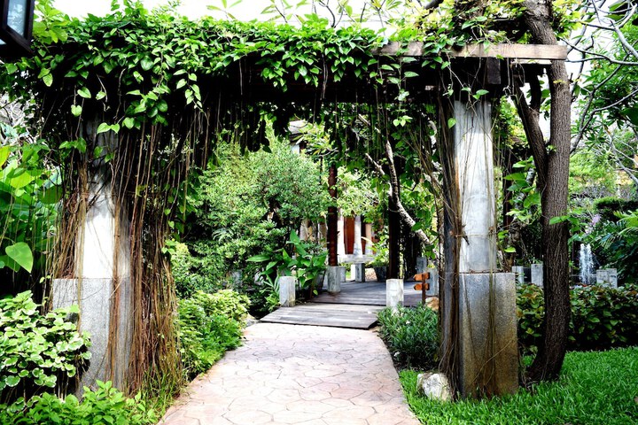Hotel Exterior 70 of 74