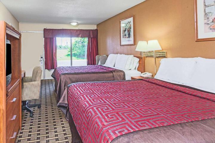 2 Queen Beds (3 of 4)