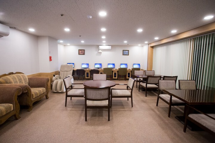 Business Center 9 of 38