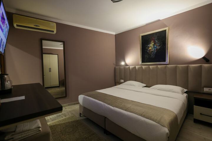 Room 11 of 33