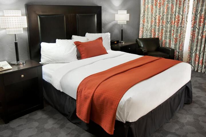 1 Queen Bed (4 of 9)