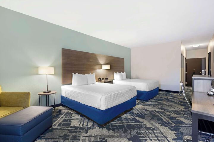 Suite 1 King Bed Sofa Bed Microwave and Refrigerator Full Breakfast (5 of 14)