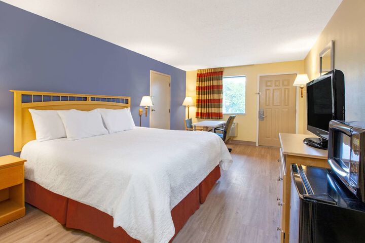 1 King Bed (4 of 15)