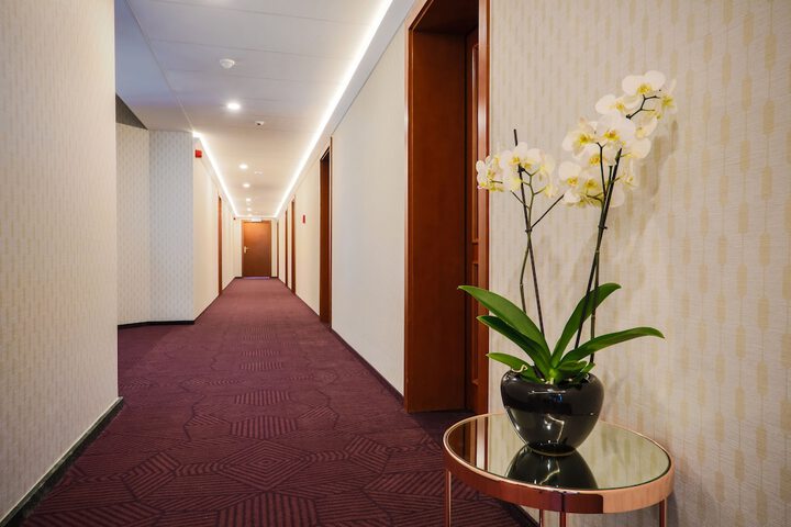 Ballroom/Hall 59 of 77