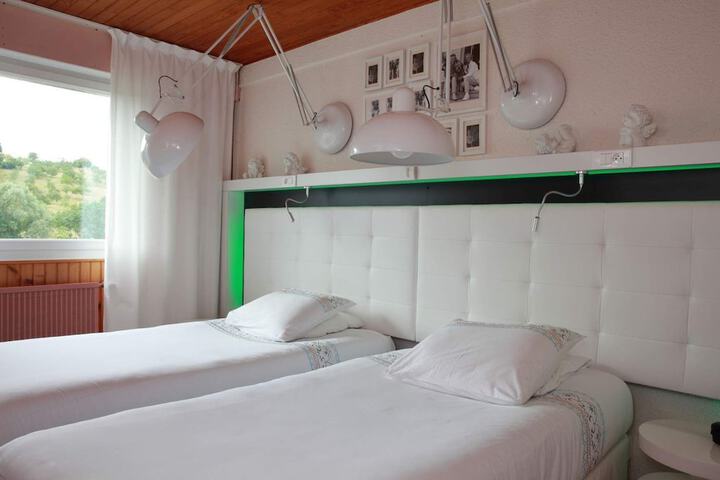Room 2 of 32
