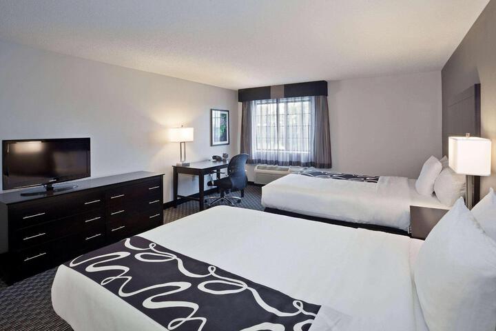 2 Double Beds (7 of 8)